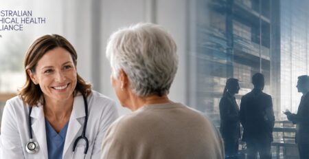 Médica conversando con paciente en un entorno clínico moderno, con elementos visuales sobre análisis de datos y sostenibilidad del sistema de salud, en referencia al diálogo ético entre la Alianza Ética por la Salud y la Australian Ethical Health Alliance.